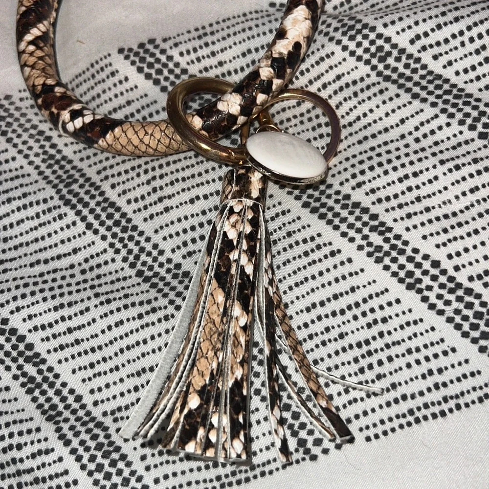 Wristlet keychain. Snakeskin print. Great shape. FREE w PURCHASE!
